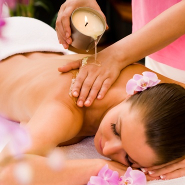 Massaggio thai rilassante con candele cosmetiche